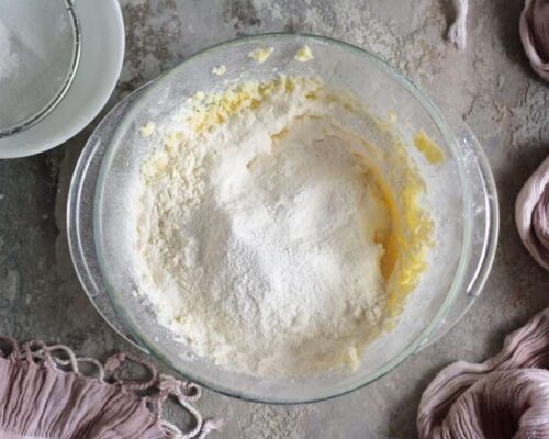 Cerneți întreaga cantitate de făină
