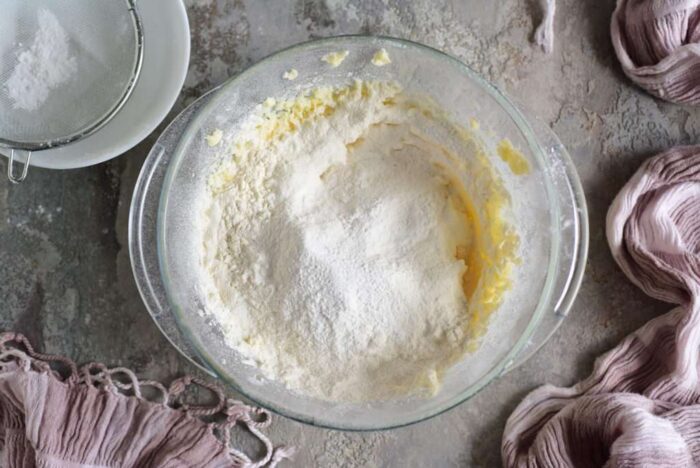 Cerneți întreaga cantitate de făină