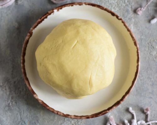 Замесим руками очень мягкое