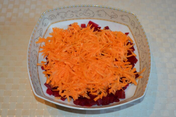 Adaugati morcovii cruzi rasi pe o razatoare