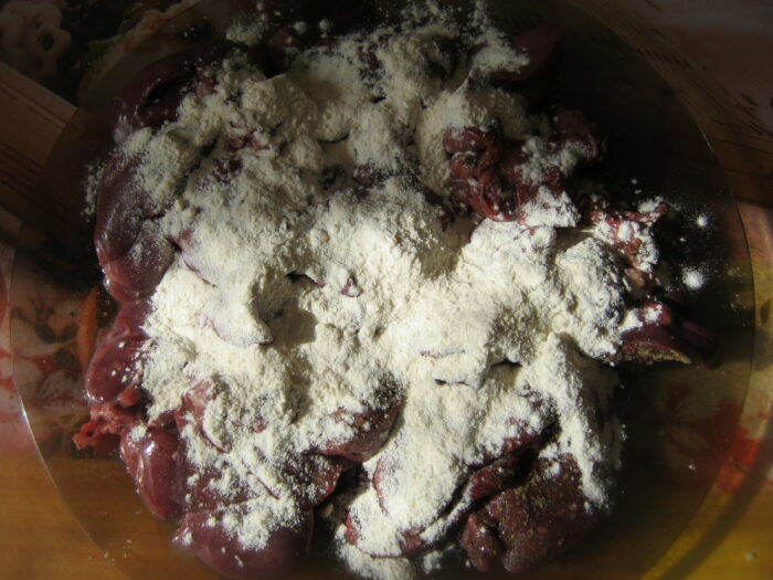 Se presară cu făină