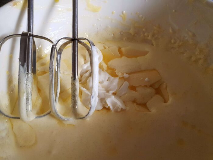 Добавить к взбитым желткам сметану