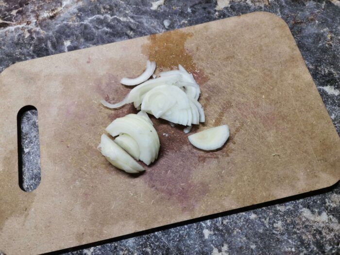 Нарезаем лук четвертинками