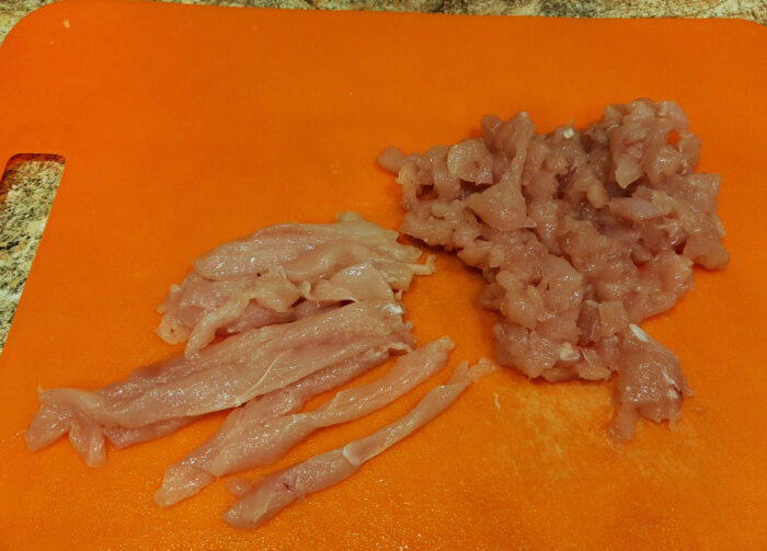 Pieptul de pui este tăiat în bucăți