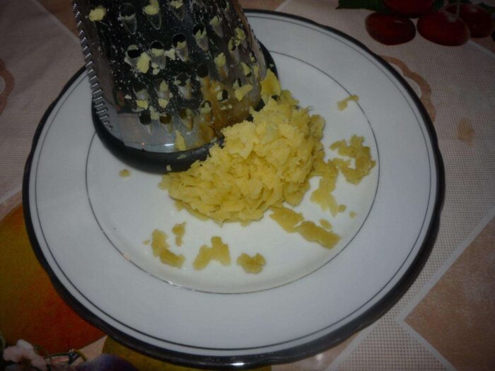 Очищенный картофель измельчаем на крупной терке