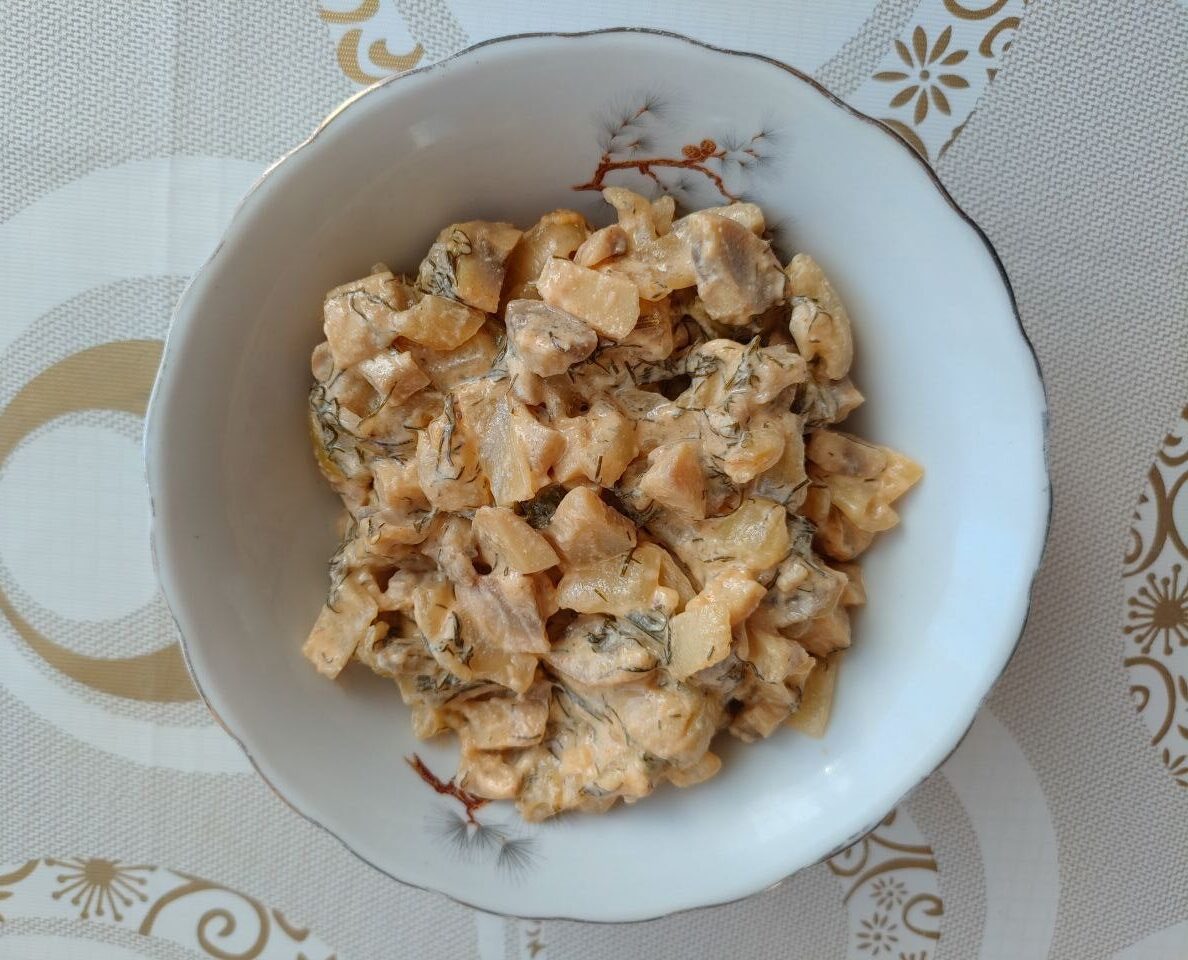 Creamy mushrooms with garlic and onions in a skillet