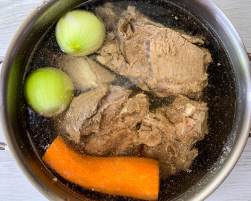 Промываем мясо и отправляем в кастрюлю