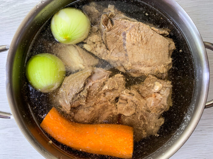 Промываем мясо и отправляем в кастрюлю