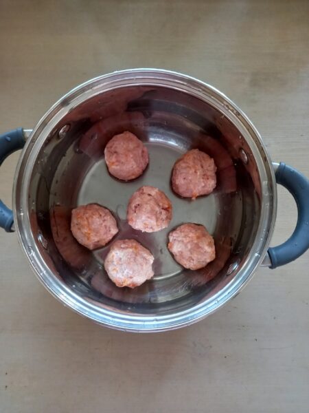 start forming small balls of the prepared minced meat