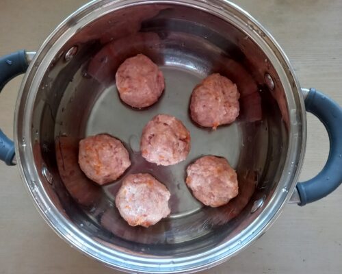 start forming small balls of the prepared minced meat