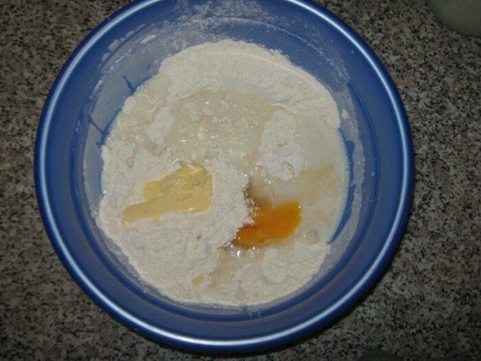 добавляем теплую воду и теплое молоко