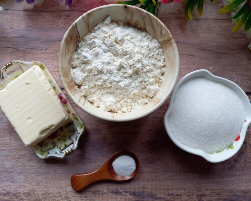 Mix the flour with the sugar