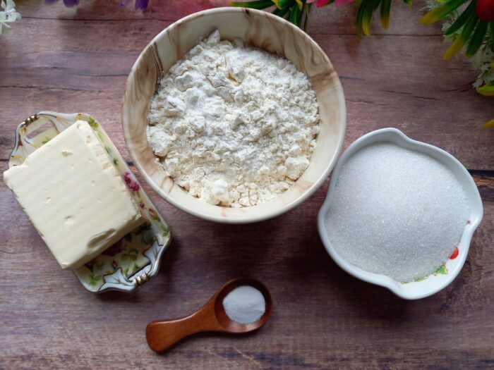 Mix the flour with the sugar