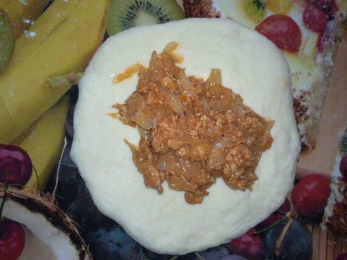 Кладем пирожок швом вниз на смазанный подсолнечным маслом противень