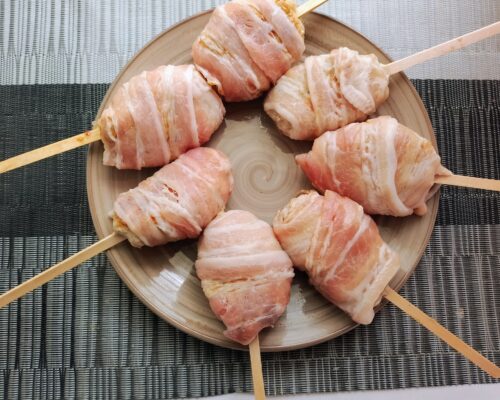 inveliti chiftelele in bacon