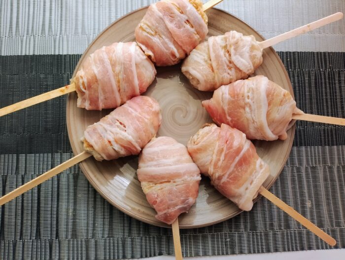 inveliti chiftelele in bacon