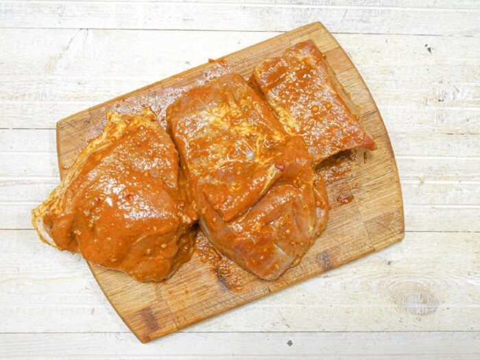 Se unge carnea de porc cu marinada