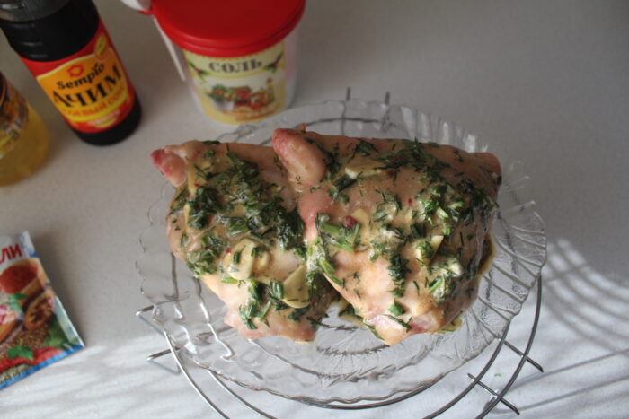 Tocati marunt verdeata si usturoiul si adaugati la pulpele de pui