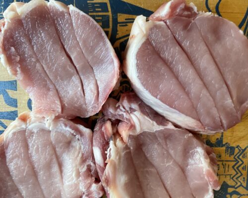 Tăiați carnea de porc spălată