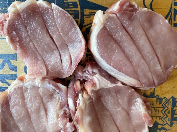 Tăiați carnea de porc spălată