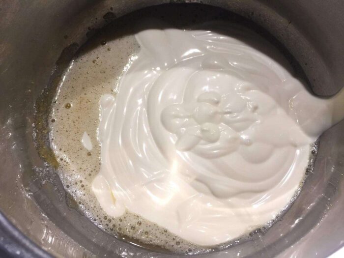 К смеси добавить майонез