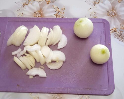 Лук режем полукольцами