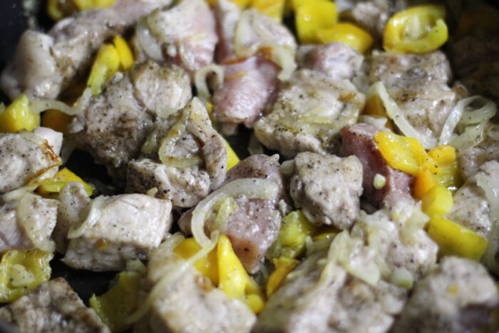 Добавить свинину к овощам и обжарить