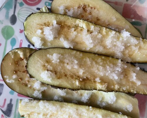 Take eggplants and make coarse slices lengthwise