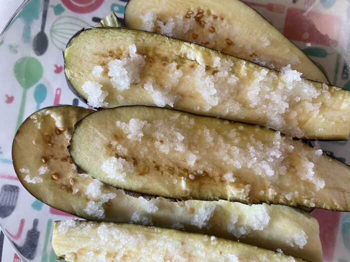 Take eggplants and make coarse slices lengthwise