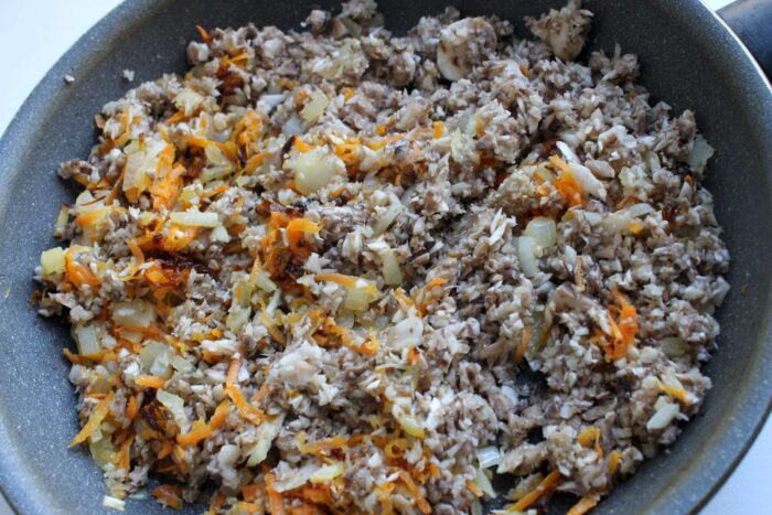 Așezati imediat șampioanele în tigaie