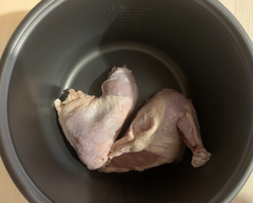 Rinsed chicken leaves in water, and before soaking the pork knuckle