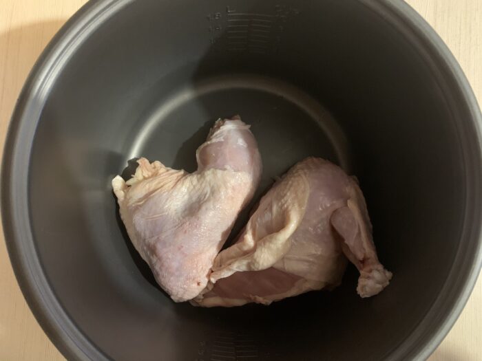 Rinsed chicken leaves in water, and before soaking the pork knuckle