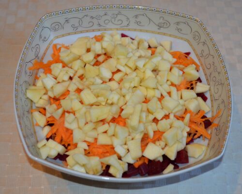 Salata de sfecla rosie cu mere si alune