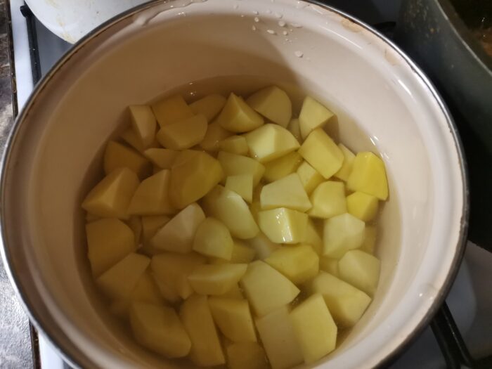 Adăugați o cantitate mică de apă