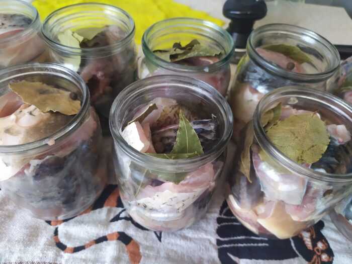 Переложить каждый слой рыбы в заготовке