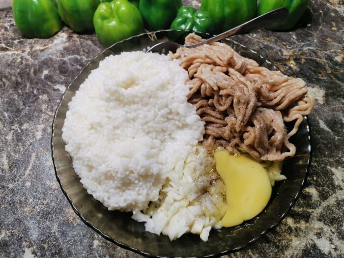 Смешиваем рис, фарш, резанный лук и яйцо