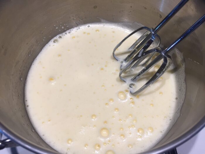 Drojdia „vie” se adaugă împreună cu laptele