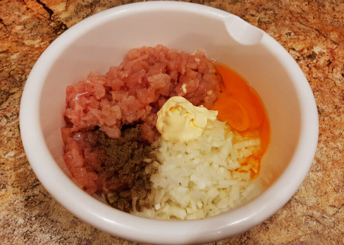 amestecați puiul tocat și ceapa