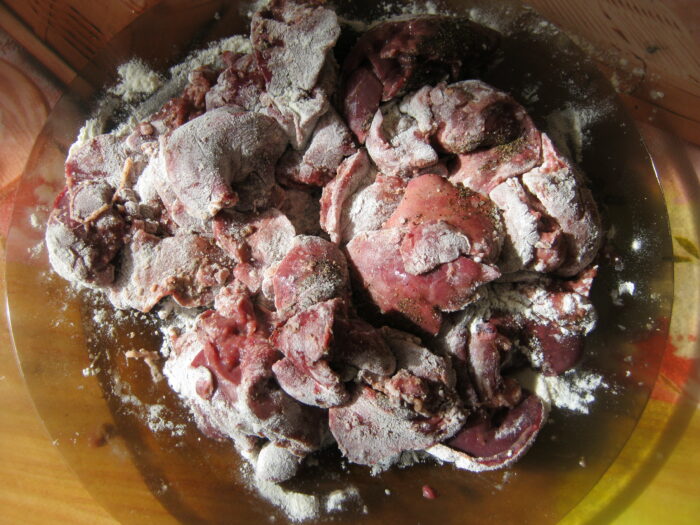 Se toarnă puțin ulei