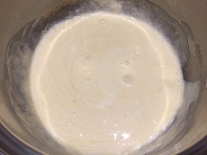 Всыпать в кастрюлю примерно полтора стакана муки и разрыхлитель