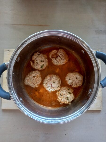 Pour water over lightly fried meatballs