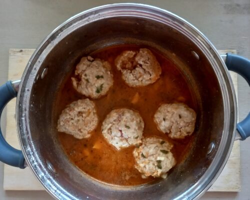 Pour water over lightly fried meatballs