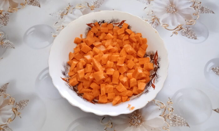 cut the carrots coarsely