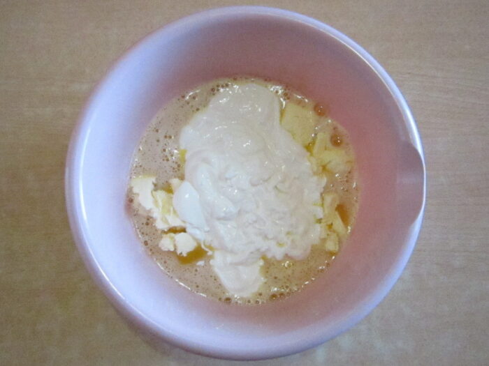 Adaugati untul si smantana