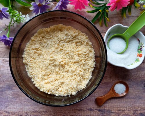 let's move on to shaping the royal cake