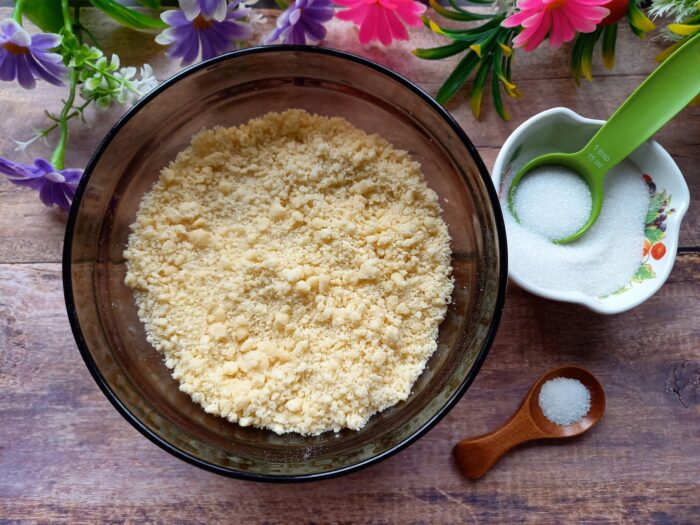 let's move on to shaping the royal cake