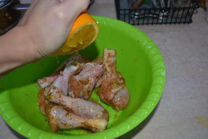 Сок одной половинки выдавить в емкость с маринованными ножками