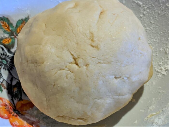 Тесто заворачиваем в целлофан