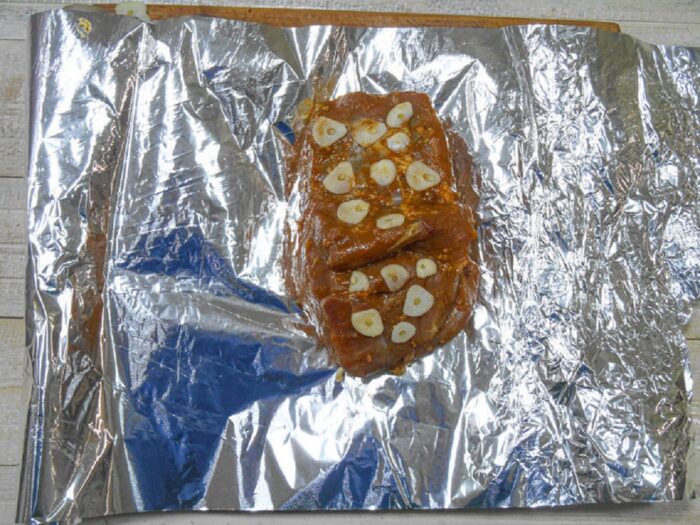 Carnea se presara cu sare, piper si ierburi