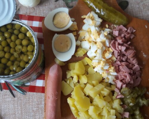 Se taie in cubulete mici cartofii, ouale
